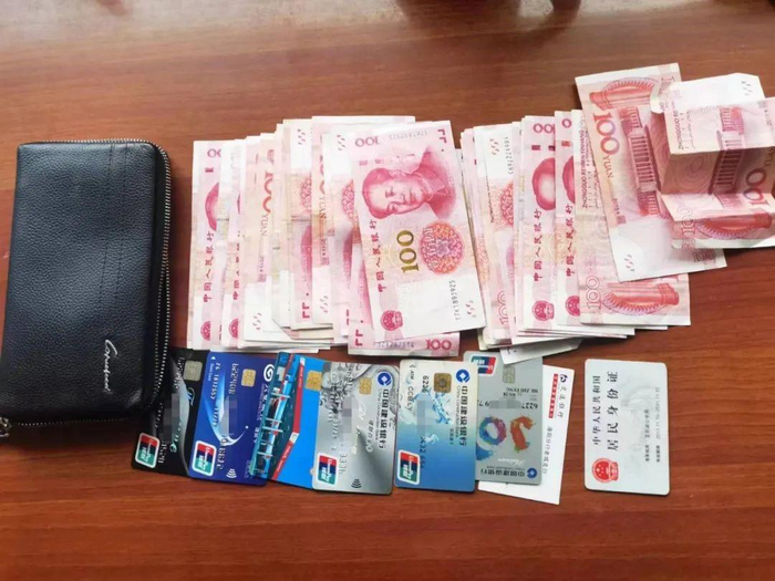 钱包内含有大量银行卡与现金。图源：洛阳市公安局西工分局