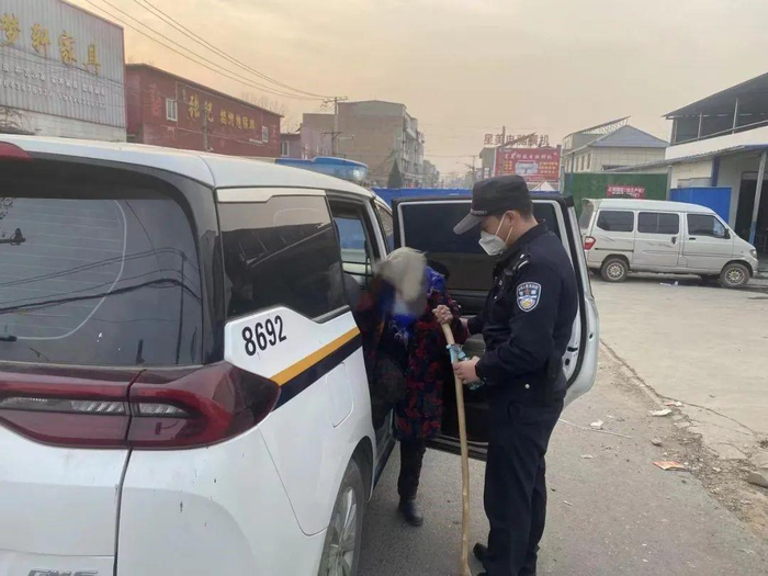 民警用警车将老人送回家。图源：洛阳市公安局偃师分局