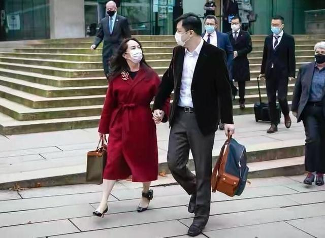 孟晚舟老公好会穿!西装革履一身正气,大衣造型玉树临风,太高级