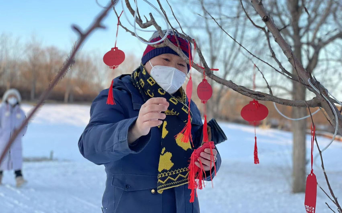碧波岛度假区里，一株苹果树上挂了许多新年祝福。新京报记者 赵利新 摄