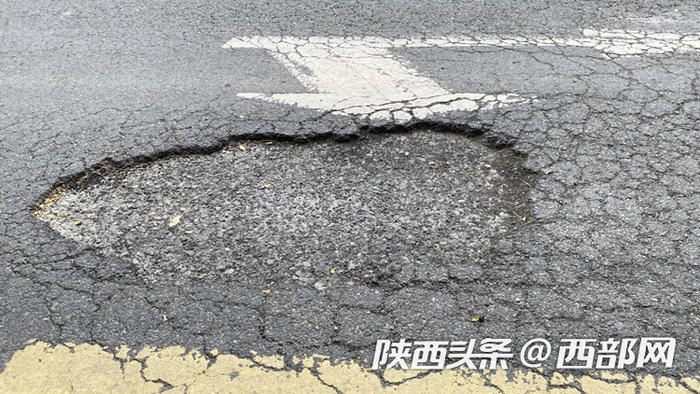 西安高新区锦业路西三环外公交车道路面有大量坑洞。