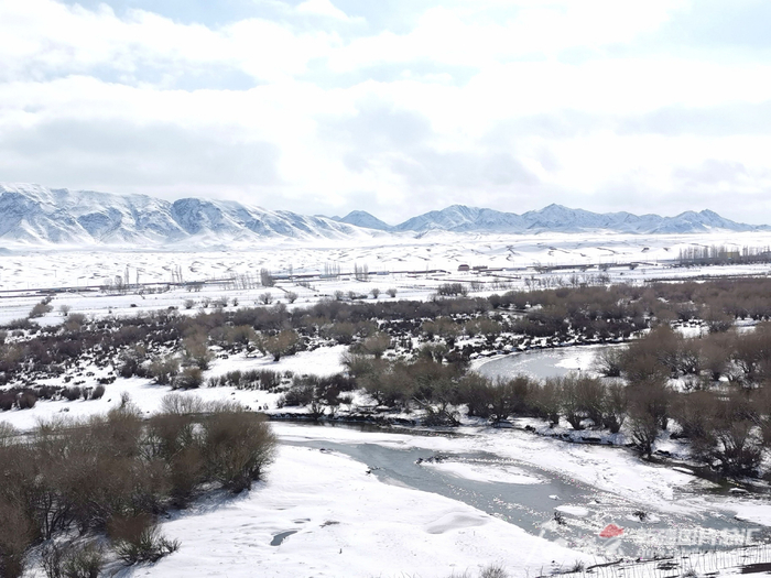 蜿蜒流淌的布尔根河。天山网-新疆日报记者曹华 摄