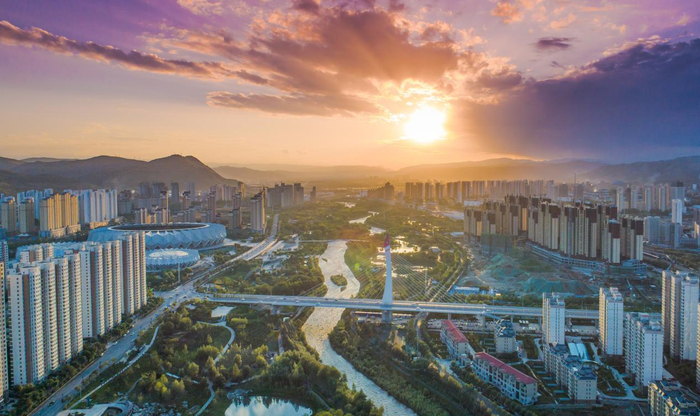 湟水穿城而过的美丽西宁。 白青子 图