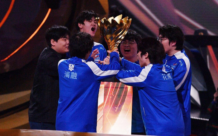 eStar队员和主教练捧起冠军奖杯。图/王者荣耀