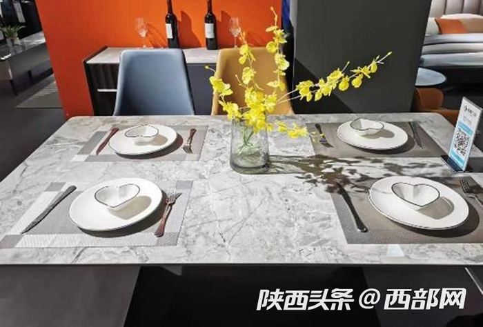 网友拍摄的样品餐桌。