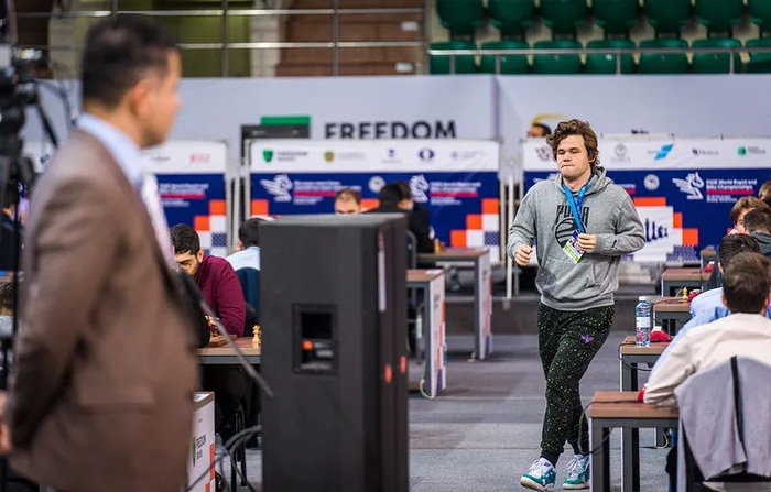 卡尔森赶到现场 图源：国际象棋联合会（FIDE）