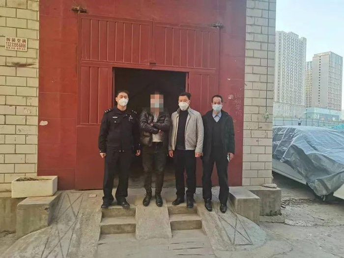 逃犯被民警成功抓获。图源：宜阳县公安局