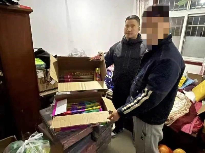 民警依法查处烟花爆竹。图源：洛阳市公安局西工分局