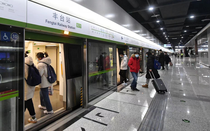 16号线丰台站，乘客上下车。新京报记者 王贵彬 摄