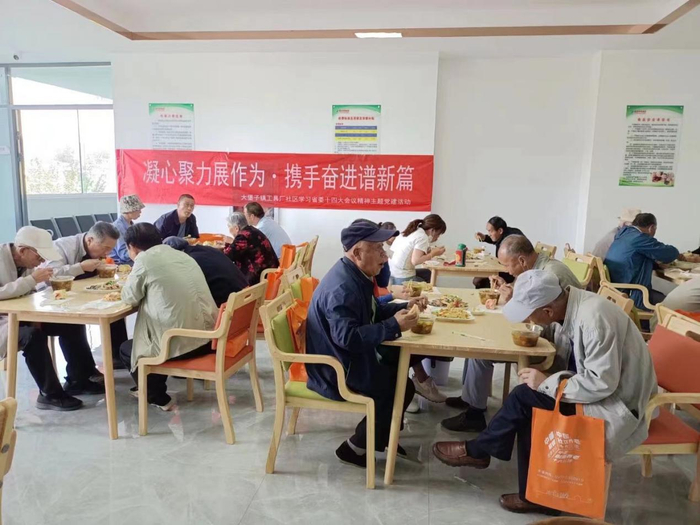 西宁市工具厂社区日间照料中心里，老人在吃饭。马媛媛提供