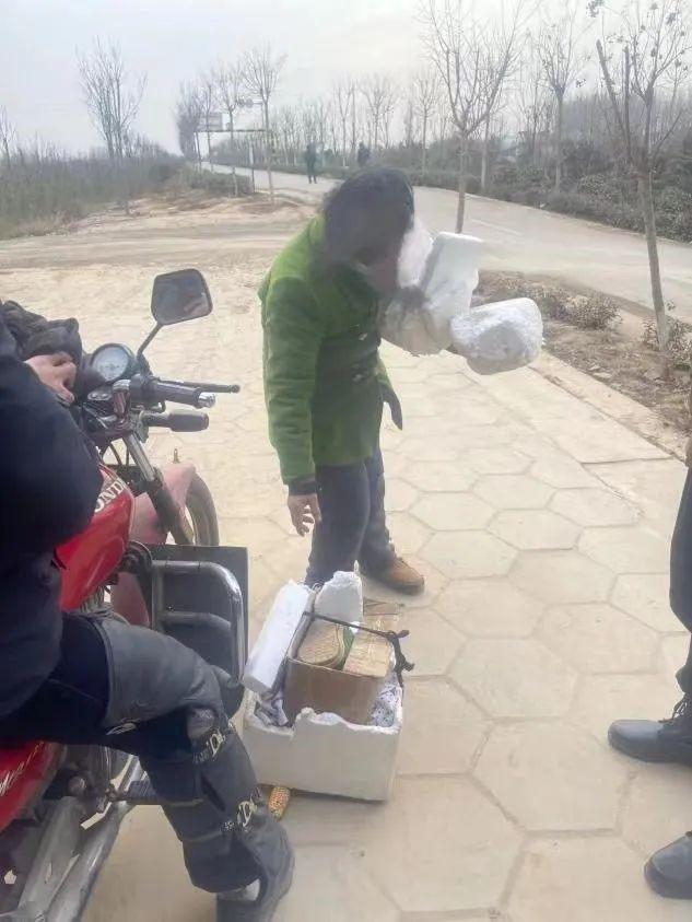民警找回走失老人。图源：洛阳市公安局偃师分局