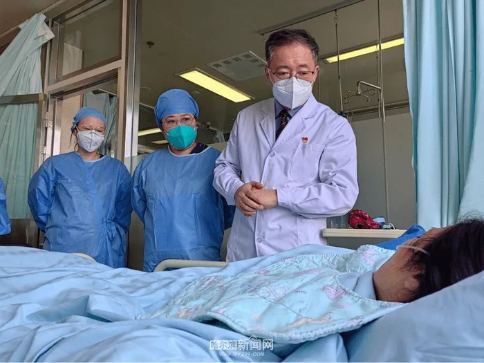  于波教授、候静波教授和刘芳副主任医师查看刘女士情况