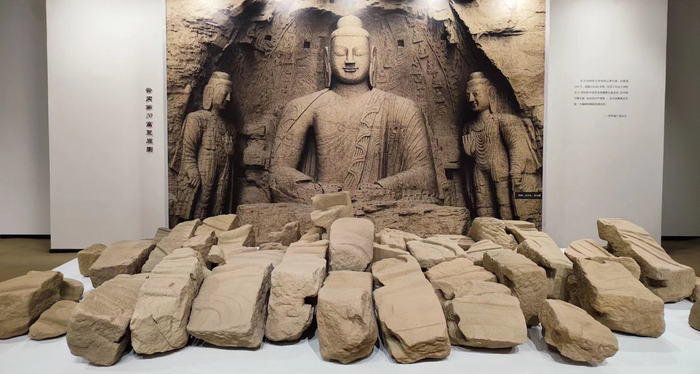 云冈第20窟复原图与西立佛残块