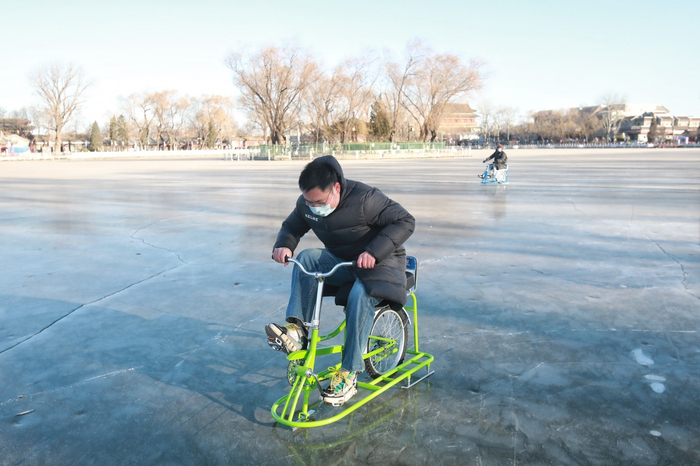 12月27日，什刹海冰场，游客骑冰上自行车。新京报记者 王嘉宁 摄