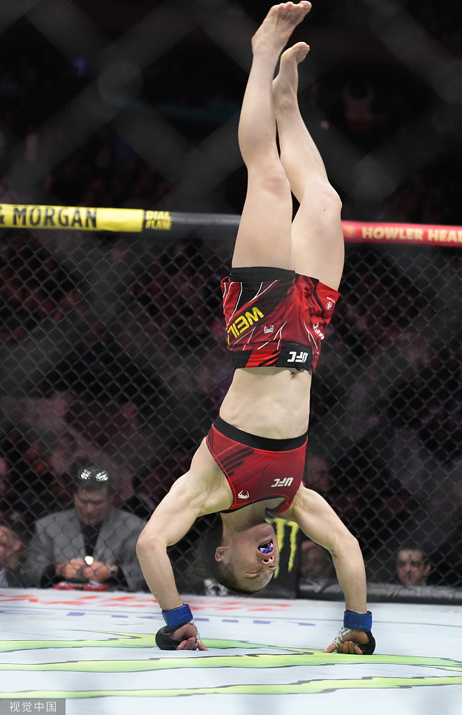 张伟丽展现倒立技能。