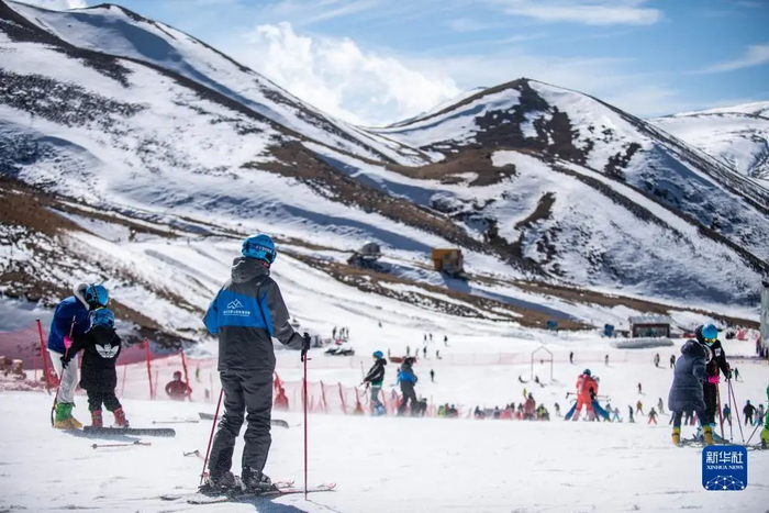 滑雪爱好者在曲靖会泽大海草山国际滑雪场滑雪。图源：新华社