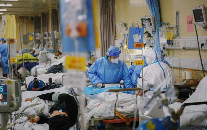 2022年12月27日晚，朝阳医院急诊科抢救室，医务人员正在照看病患。新京报记者 郑新洽 摄