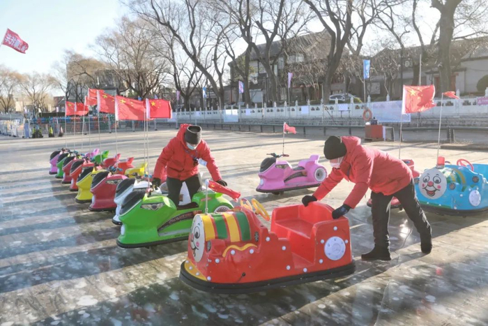▲12月27日，什刹海冰场，工作人员准备“冰上摩托车”。新京报记者 王嘉宁 摄