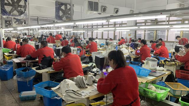 车间工人赶制鞋子。王蕙蓉 摄