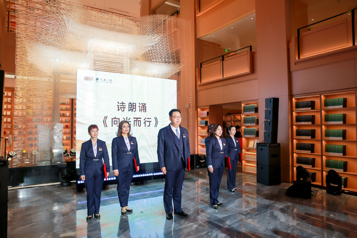 在书院标志性的3D打印土山湾牌楼前，徐家汇书院工作人员朗诵了一首《向光而行》