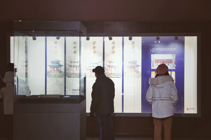 2023年1月1日，景山公园观德殿，游客参观景山历史文化主题展。  新京报记者 薛珺 摄
