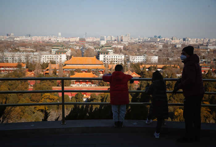2023年1月1日，景山公园，游客登上万春亭远眺中轴线。  新京报记者 薛珺 摄