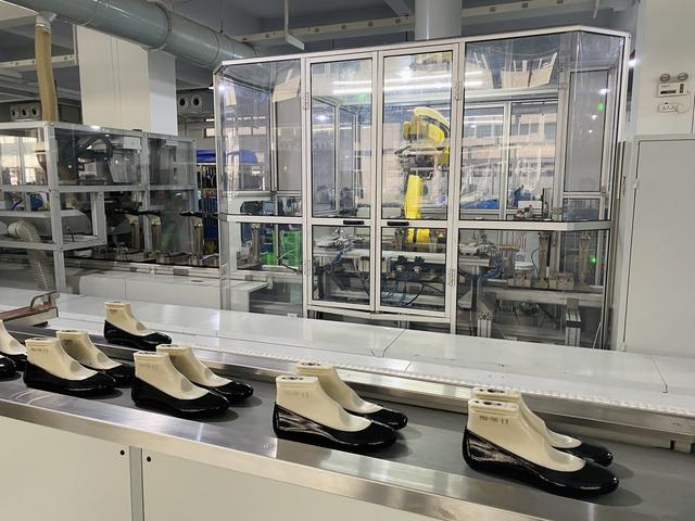 巨一智能流水线车间采用“机器换人”和数字化系统。王蕙蓉 摄