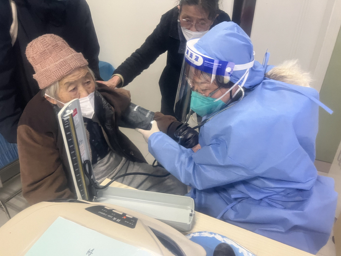 图为华阳街道社区卫生服务中心医生为辖区内老人问诊。