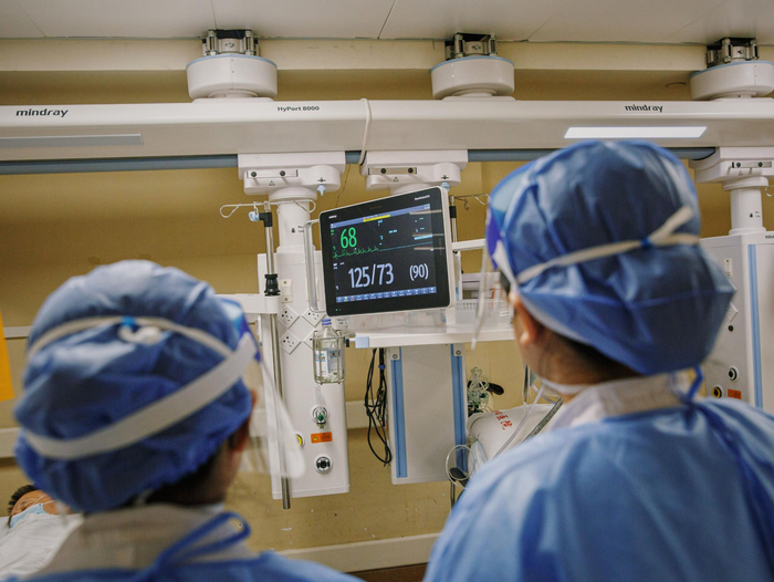 2022年12月27日晚，朝阳医院急诊科抢救室，医务人员实时监测一名不停咳嗽的92岁病患。新京报记者 郑新洽 摄