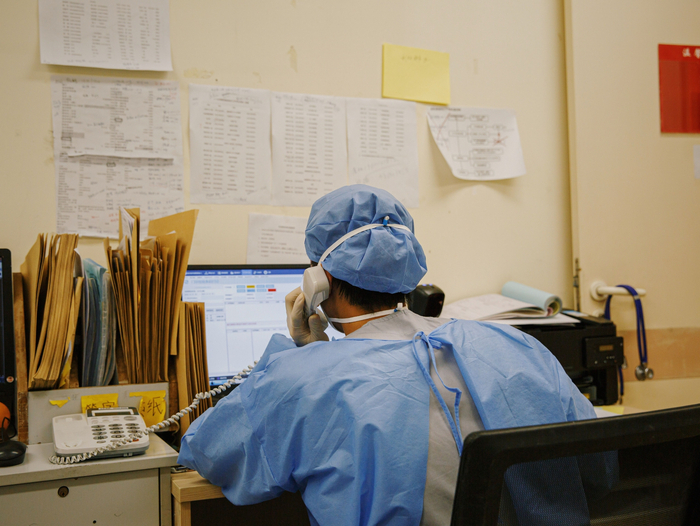 2022年12月28日凌晨，朝阳医院急诊科抢救室，医务人员拨通总值班电话，协调更多的氧气瓶与监护仪。新京报记者 郑新洽 摄