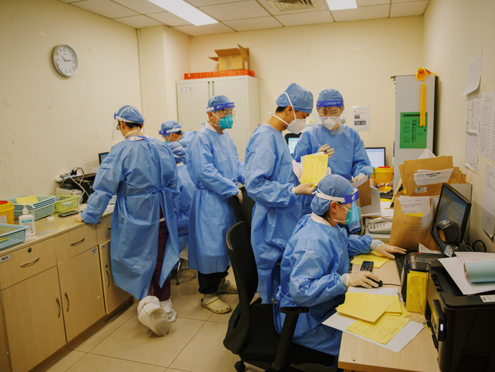 2022年12月27日晚，朝阳医院急诊科抢救室，医务人员正在忙碌。新京报记者 郑新洽 摄