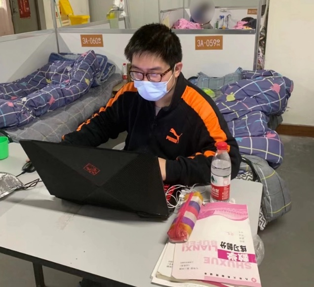 郑宸在方舱医院上数学课。