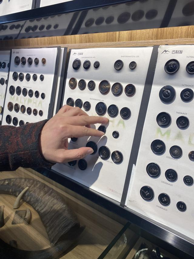 桥头纽扣市场中的天然牛角扣。王蕙蓉 摄