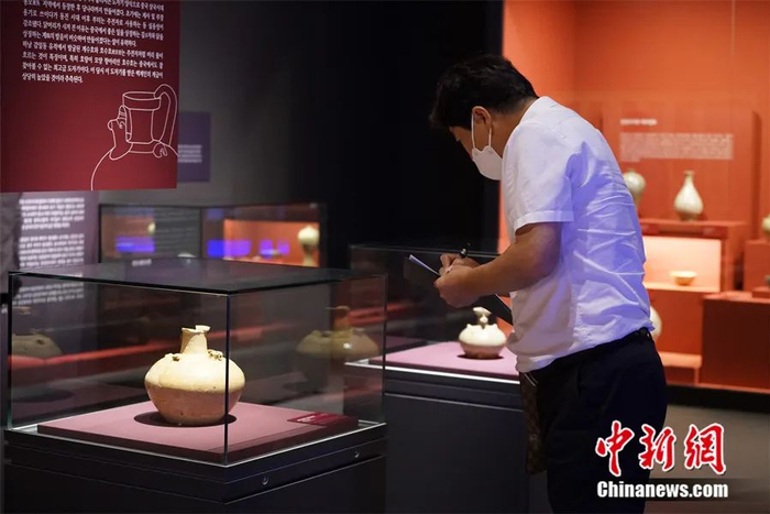 观众参观展览。刘旭 摄