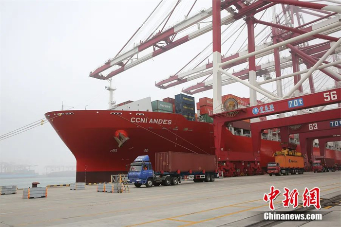来自韩国釜山的中海安第斯号货轮在青岛前湾保税港区码头卸货。张进刚 摄