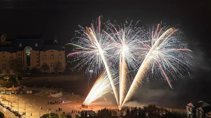 2023年1月1日，大连，市民燃放烟花爆竹庆祝元旦佳节。视觉中国 图