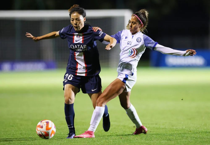 2022年9月9日，中国女足国脚李梦雯（左）在2022-2023赛季法国女子足球甲级联赛比赛中拼抢。新华社记者 高静 摄