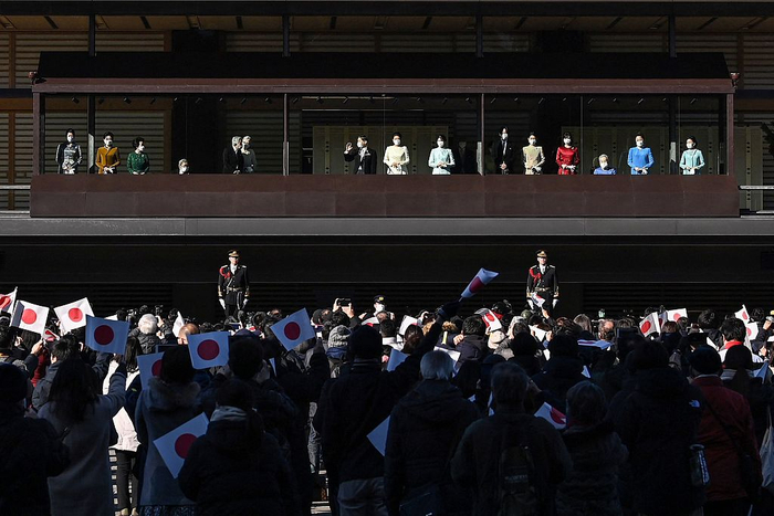 当地时间1月2日，日本东京，日本皇宫举行“新年一般朝贺”活动，日本皇室成员向祝福者致意。视觉中国 图