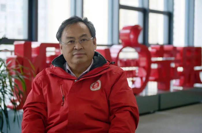 姜中武接受中新社“东西问”独家专访。王娇妮 摄