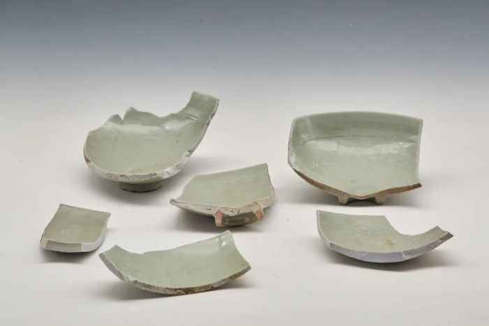 龙泉窑青釉人物纹、花卉纹瓷片