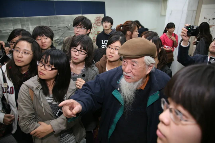 2011年秋，侯一民先生在工作室与秋季党校培训班学员交流