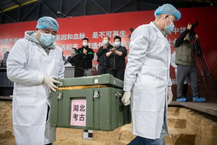 “郧县人”3号头骨化石提取现场