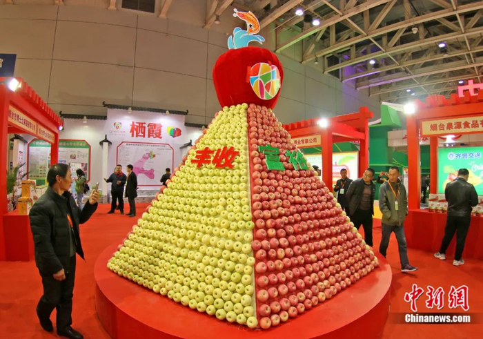 观众在第二十届国际果蔬·食品博览会上参观烟台“栖霞苹果”展位。唐克摄