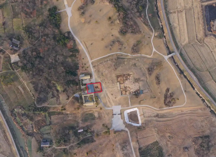 墓葬祭祀区西侧发掘区位置（上为北）