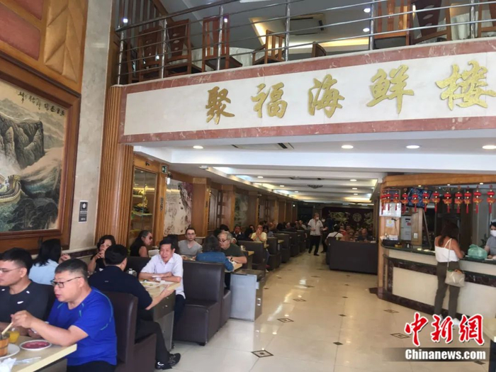 12月26日巴西民众在巴西圣保罗的中餐馆用餐。莫成雄 摄