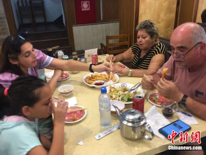 12月26日巴西民众在巴西圣保罗的中餐馆用餐。莫成雄 摄