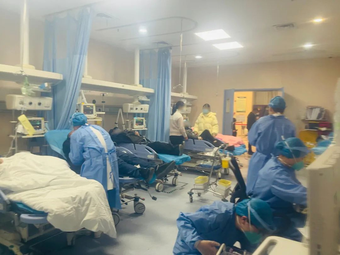 同济医院急诊-重症医学科医护人员救治患者（图片来源：同济医院）