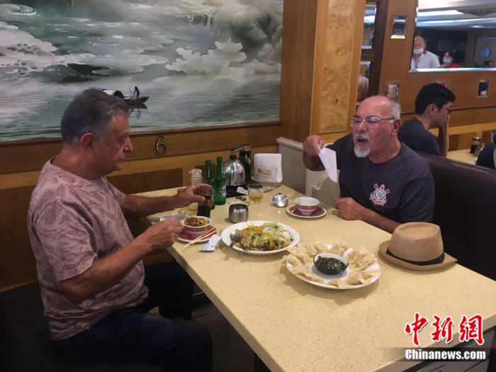 12月26日巴西民众在巴西圣保罗的中餐馆用餐。莫成雄 摄