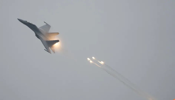 歼16进行空中表演