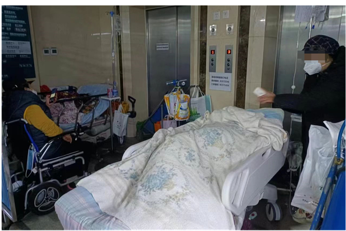某医院急诊室挤满了输液的病人。